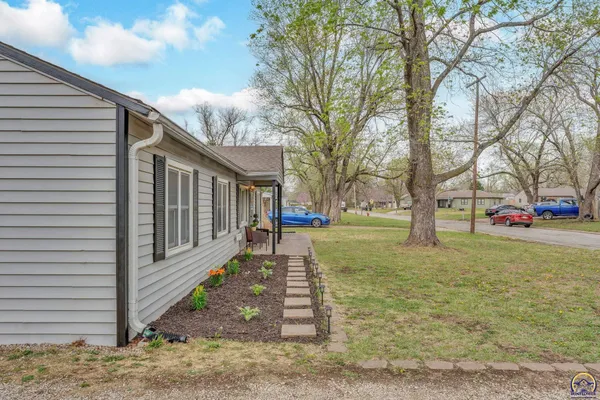 $172,500 | 3453 Southwest Westview Avenue, Topeka, KS 66611