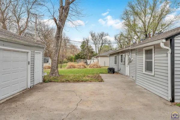 $172,500 | 3453 Southwest Westview Avenue, Topeka, KS 66611