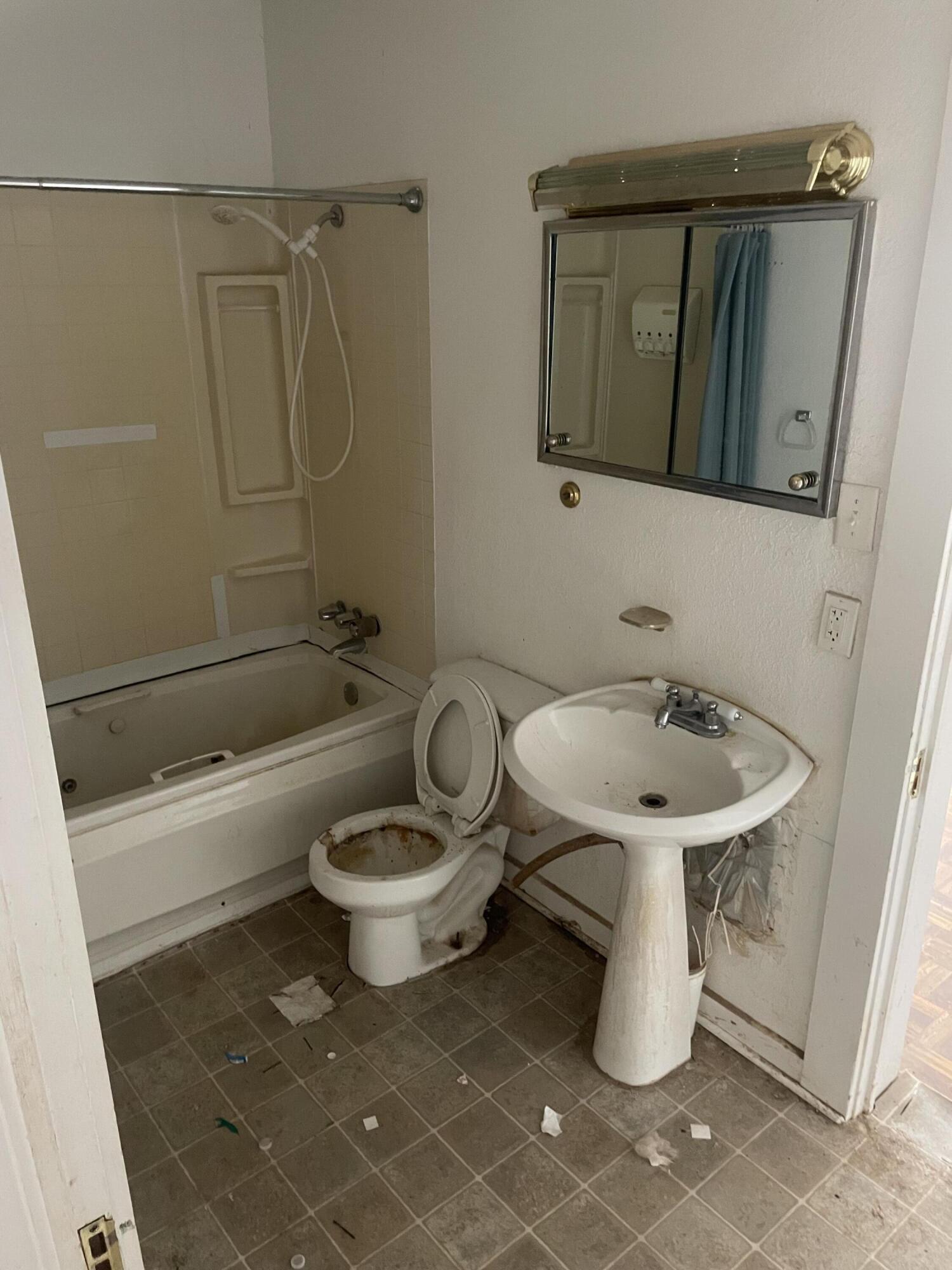 101 S Avenue Post, TX 79356 - Photo 6 of 19 a bathroom with a sink a toilet and bathtub