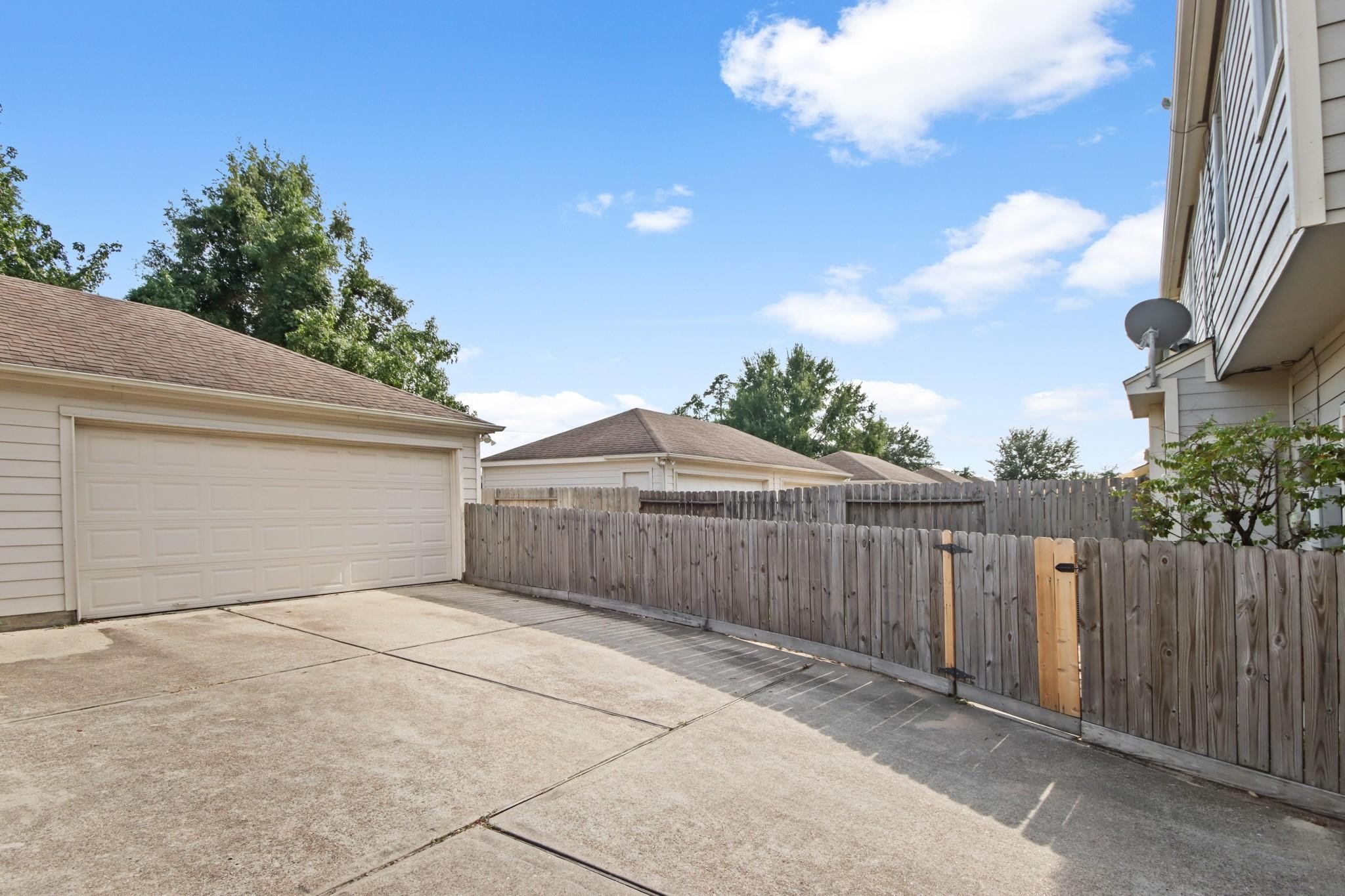 3526 Glenmore Meadow Drive Spring, TX 77386 - Photo 21 of 23 a view of a small yard with wooden fence