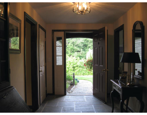 37 Country Road Uxbridge, MA 01569 - Photo 4 of 16 Gallery Image 4