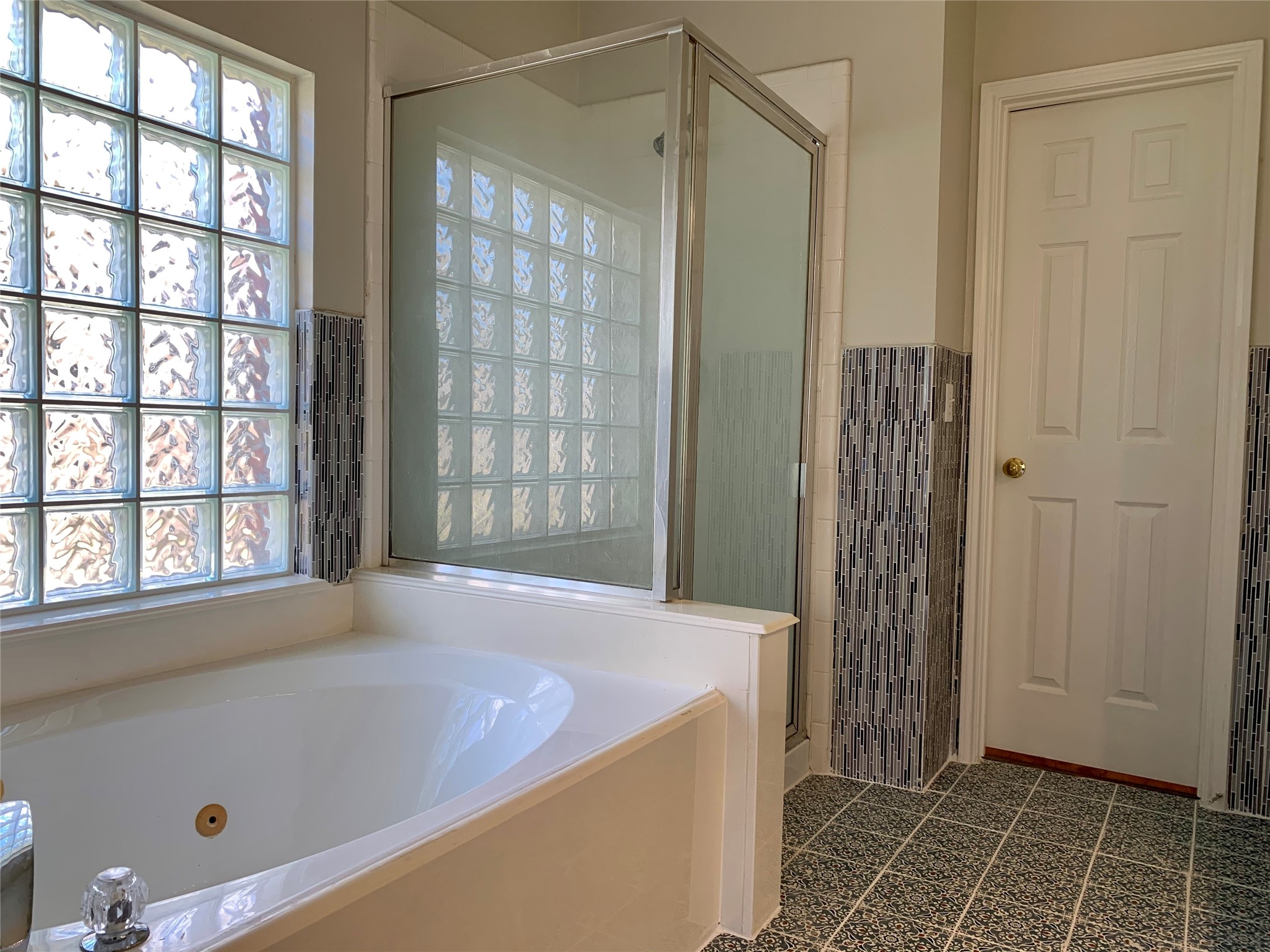 11218 Timbertree Lane Houston, TX 77070 - Photo 18 of 39 Primary Bathroom includes a jetted tub and separate shower.