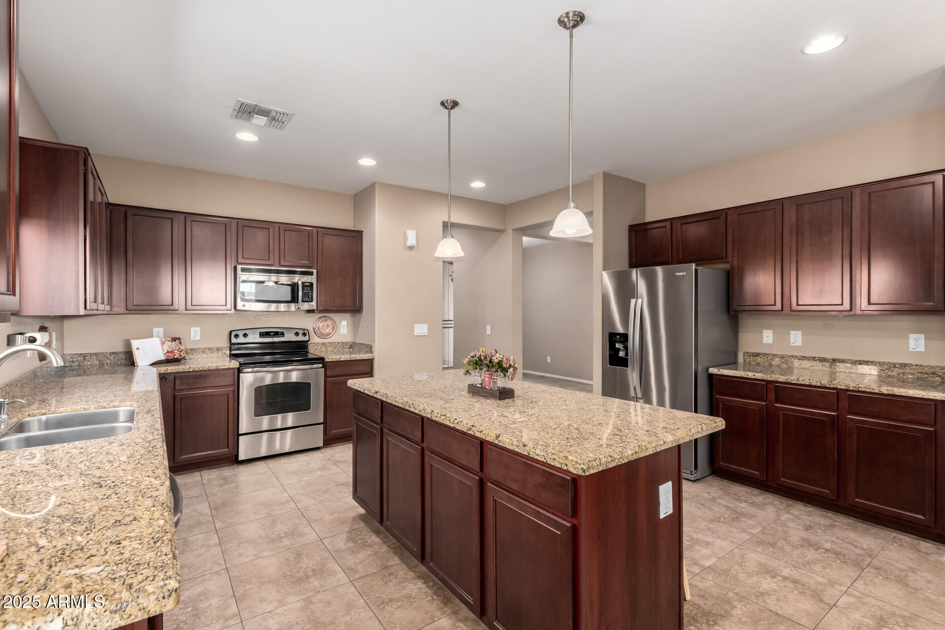 16093 West Almeria Road Goodyear, AZ 85395 - Photo 13 of 38 great island space