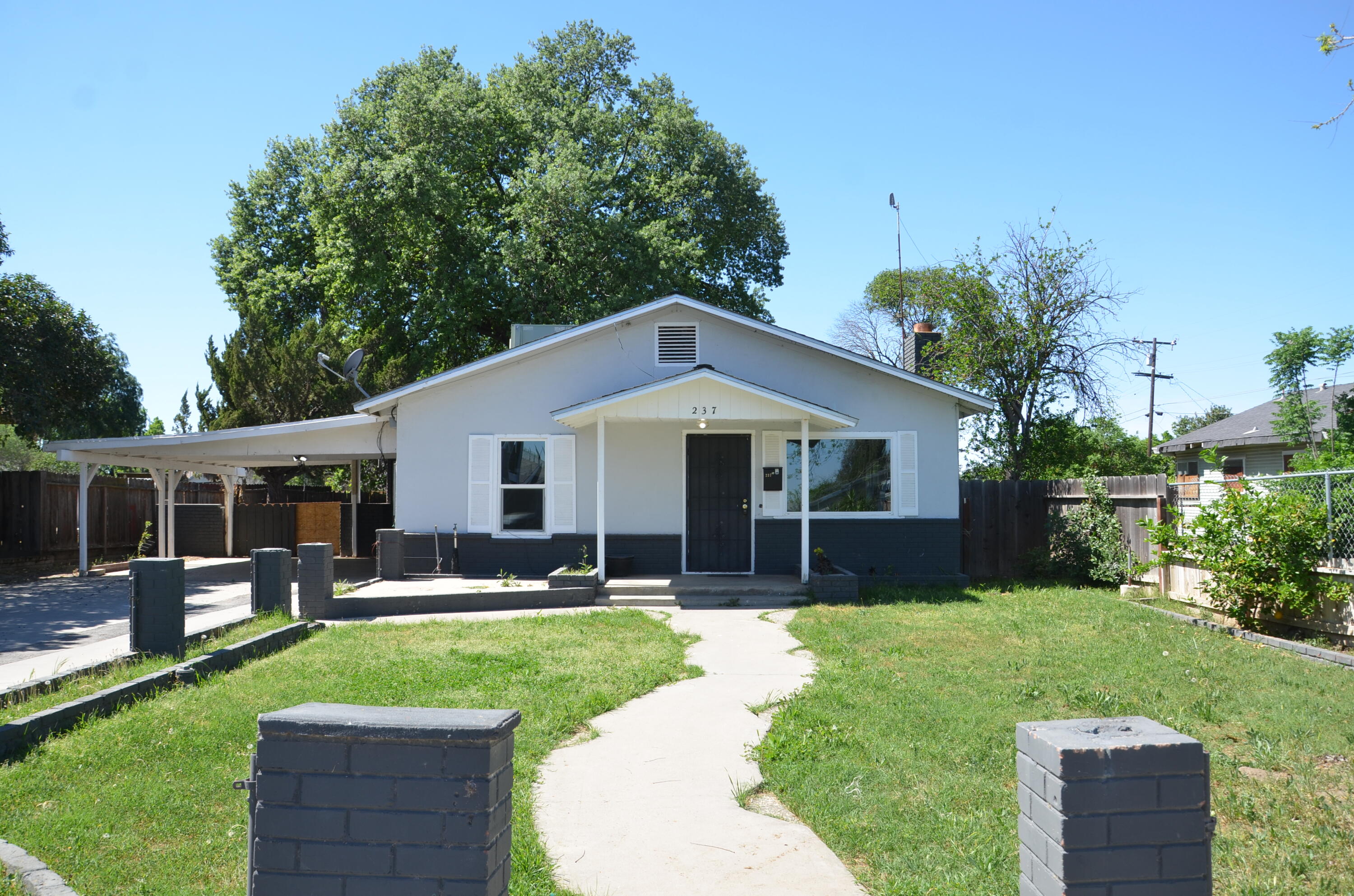237 Smith Avenue Lemoore, CA 93245 - Photo 1 of 26 DSC_5003