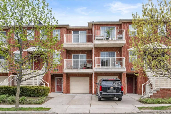 $565,000 | 3-15 Endeavor Place, Unit A | College Point