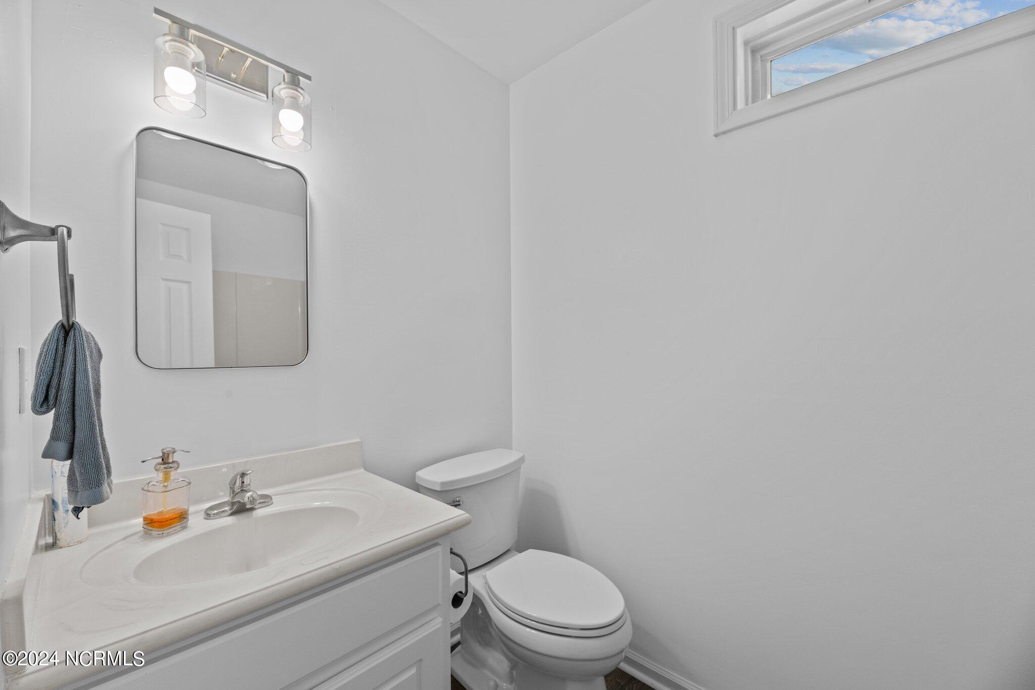 1104 Tebo Road New Bern, NC 28562 - Photo 10 of 32 Bathroom 2