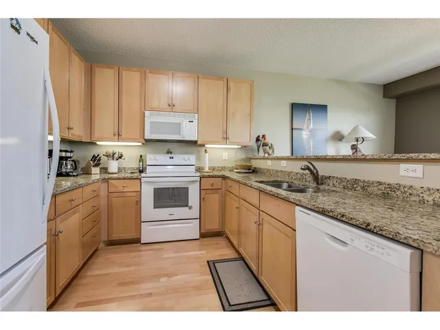 $2,200 | 2100 Old School Road, Unit 108, Mound, MN 55364