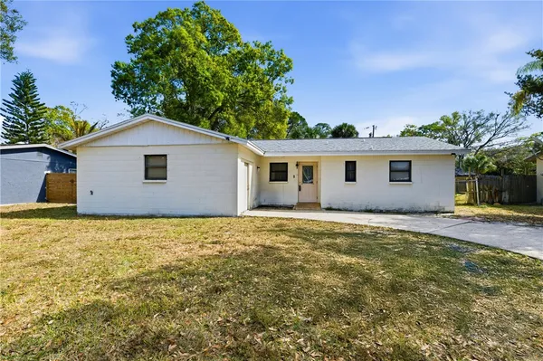 a view of a house with backyard and garden