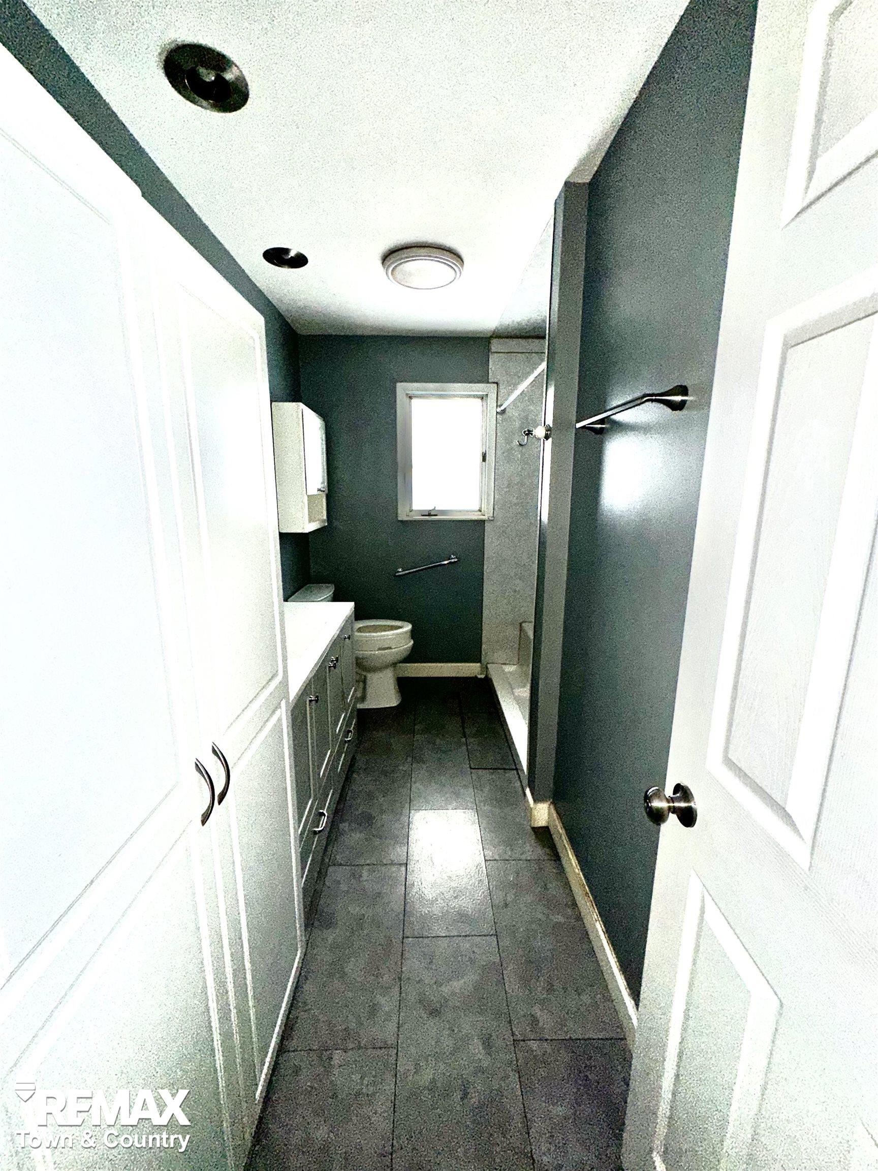 5202 North Center Road Flint, MI 48506 - Photo 9 of 19 50167007-f2e71a80-7f3c-4284-8175-ed346879d8f5.JPG