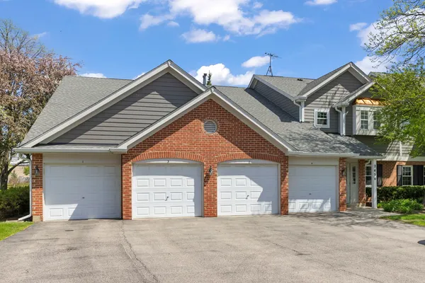$300,000 | 2450 Charleston Drive, Unit 1, Schaumburg, IL 60193