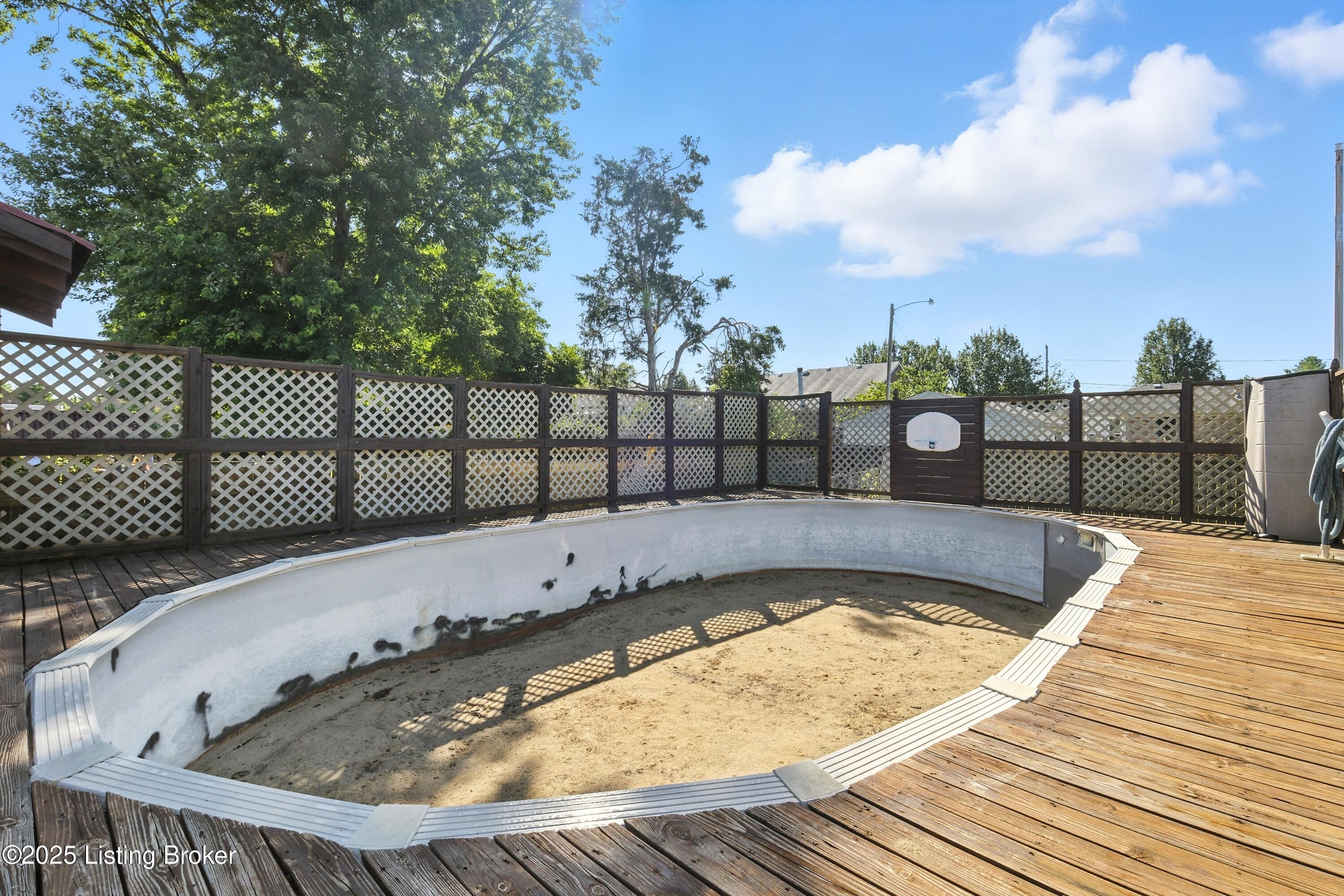 325 East Blue Jay Road Louisville, KY 40229 - Photo 33 of 35 In-ground pool