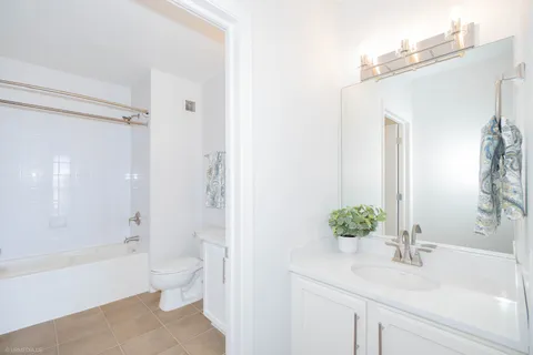 $450,000 | 645 North Kingsbury Street, Unit 2109, Chicago, IL 60654