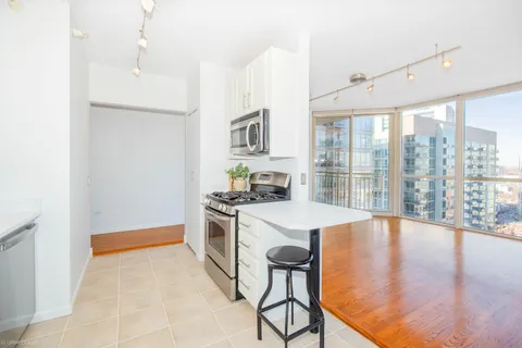 $450,000 | 645 North Kingsbury Street, Unit 2109, Chicago, IL 60654