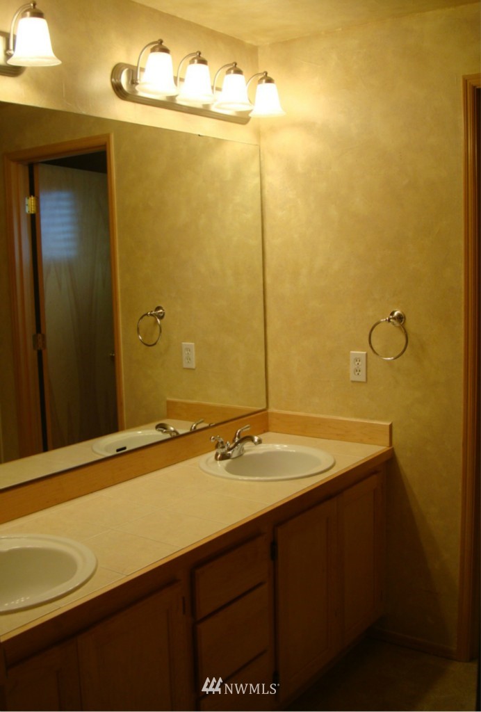 19974 101st Avenue Southeast Renton, WA 98055 - Photo 11 of 15 Gallery Image 11