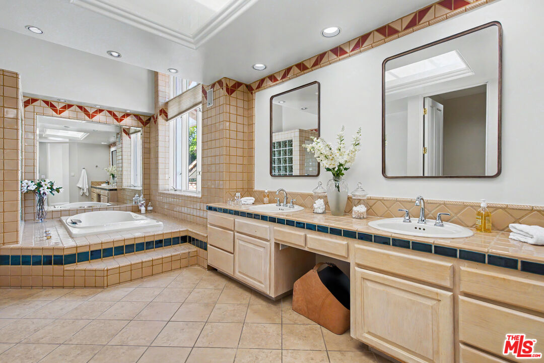 12639 Promontory Road Los Angeles, CA 90049 - Photo 28 of 50 Gallery Image 28