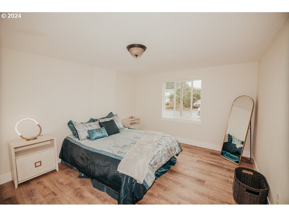 901 25th Street Springfield, OR 97477 - Photo 14 of 27 a bedroom with a bed and a dresser