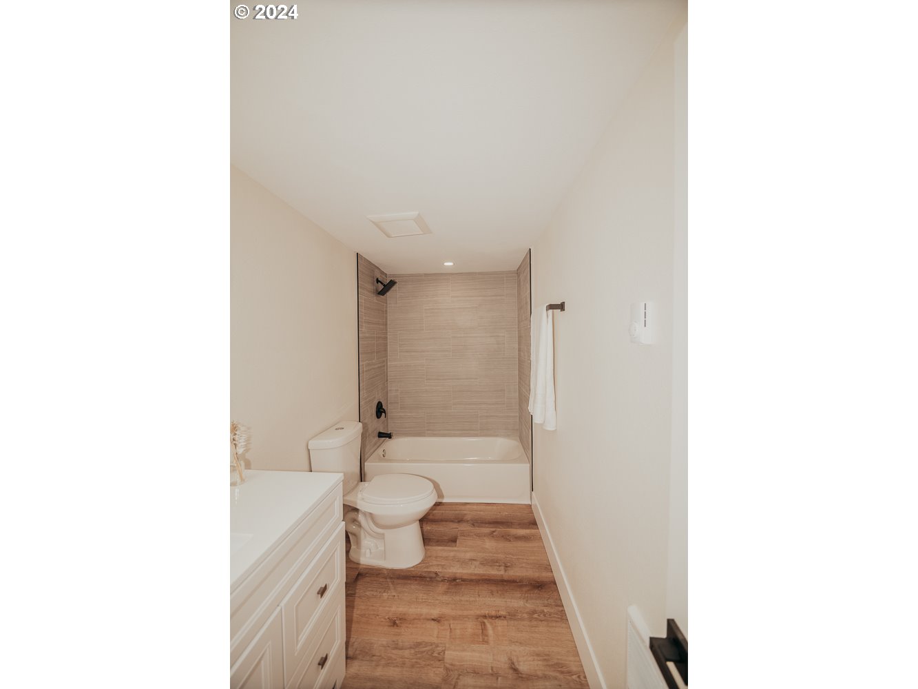 901 25th Street Springfield, OR 97477 - Photo 16 of 27 a bathroom with a toilet a sink and a bathtub