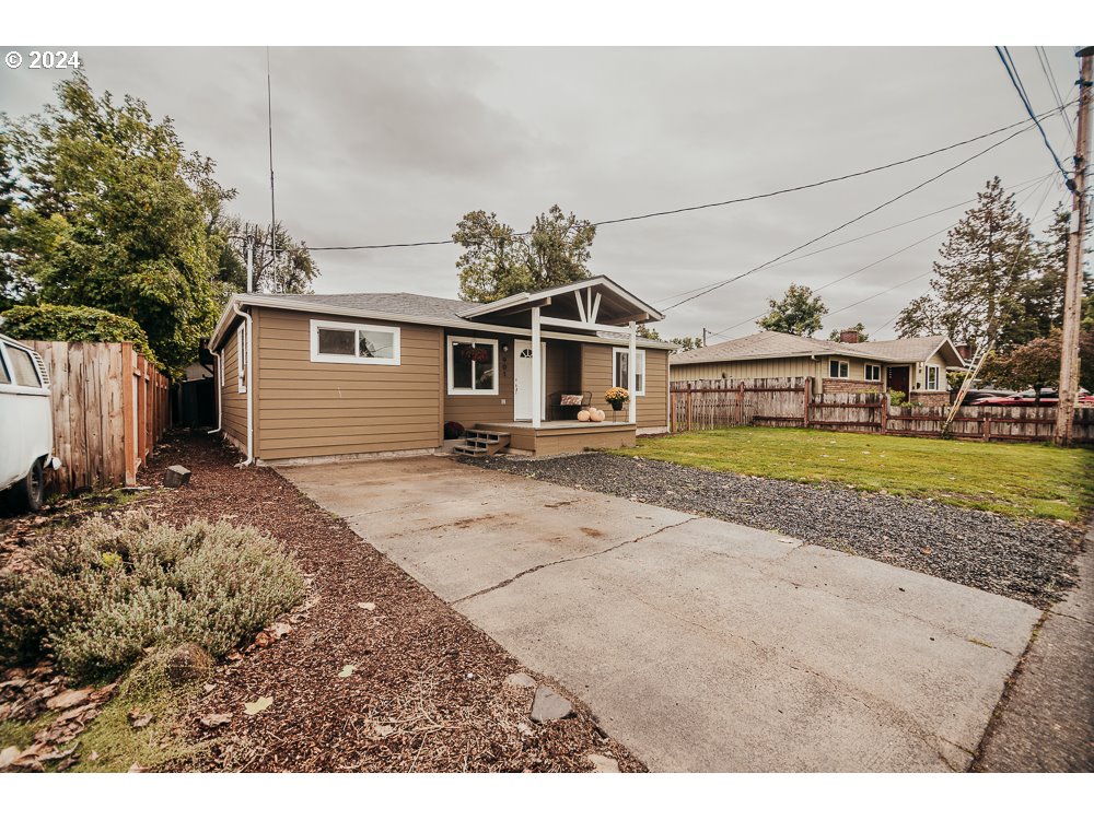 901 25th Street Springfield, OR 97477 - Photo 3 of 27 a front view of a house with a yard