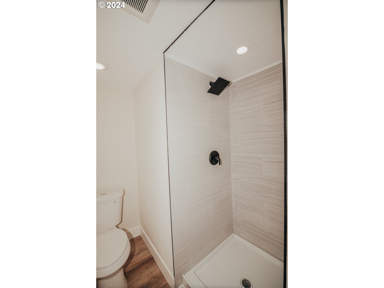 901 25th Street Springfield, OR 97477 - Photo 8 of 27 a bathroom with a toilet and a shower