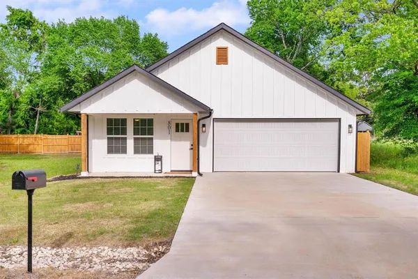 a view of a house with backyard and garden