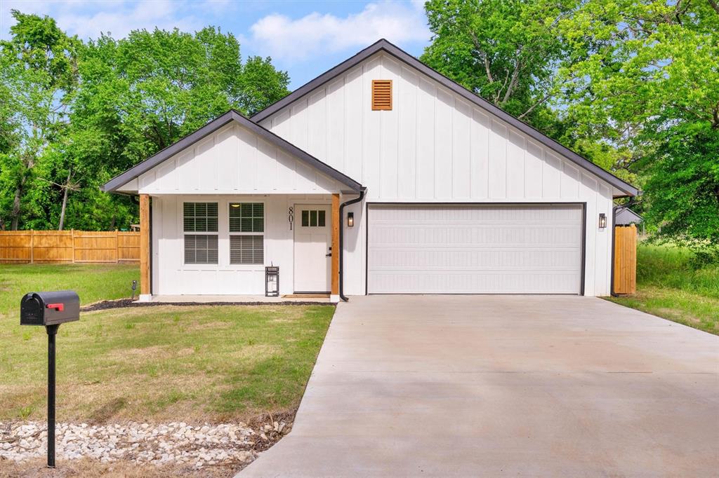 a view of a house with backyard and garden