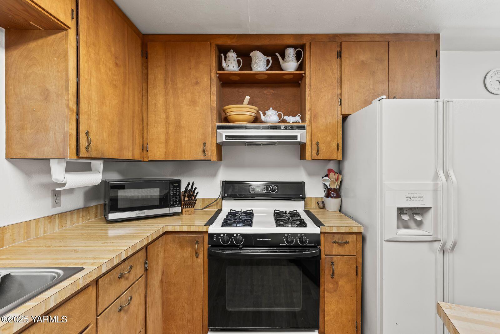 592 Livengood Road Cowiche, WA 98923 - Photo 11 of 32 11- Kitchen