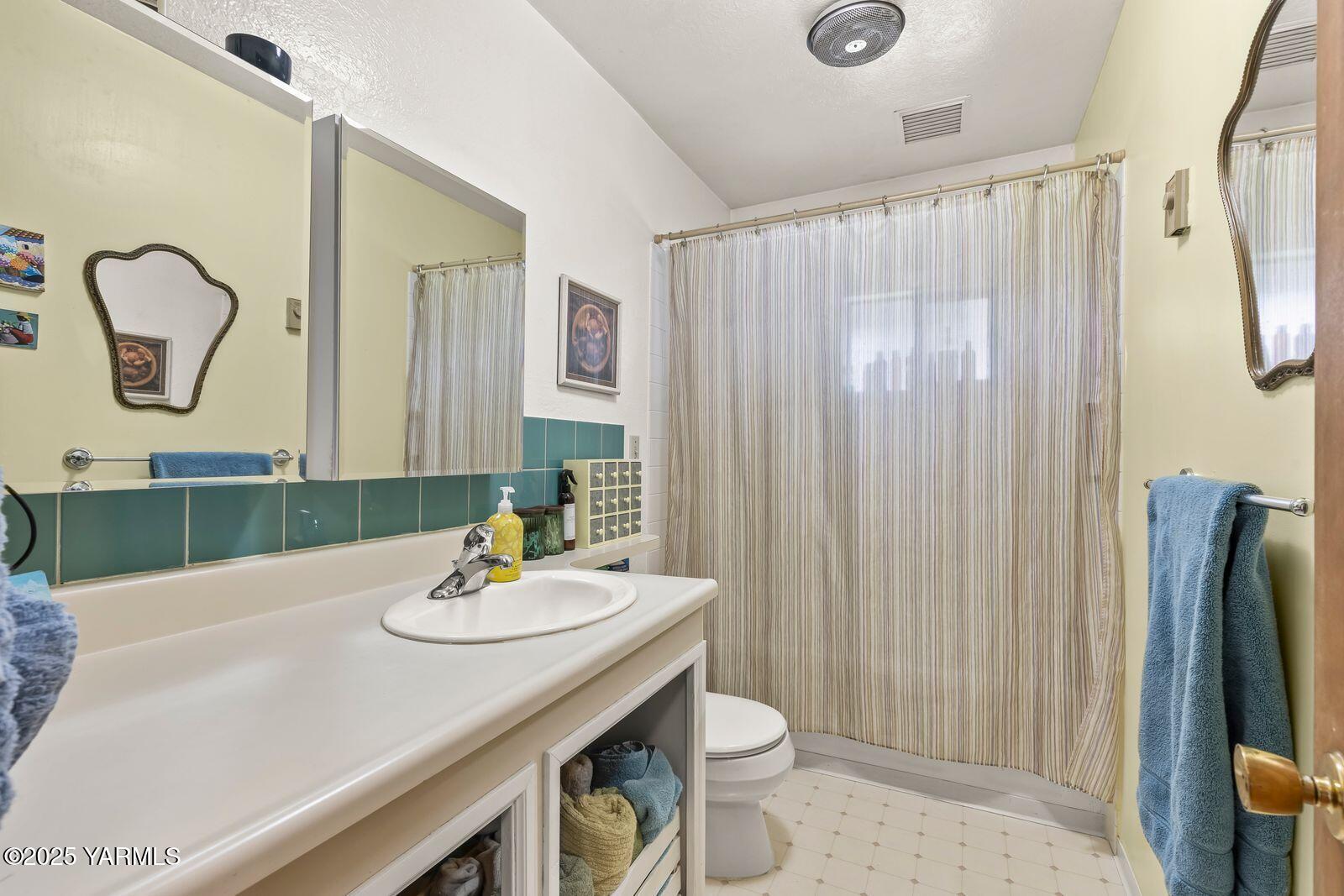 592 Livengood Road Cowiche, WA 98923 - Photo 20 of 32 20- Main level bathroom