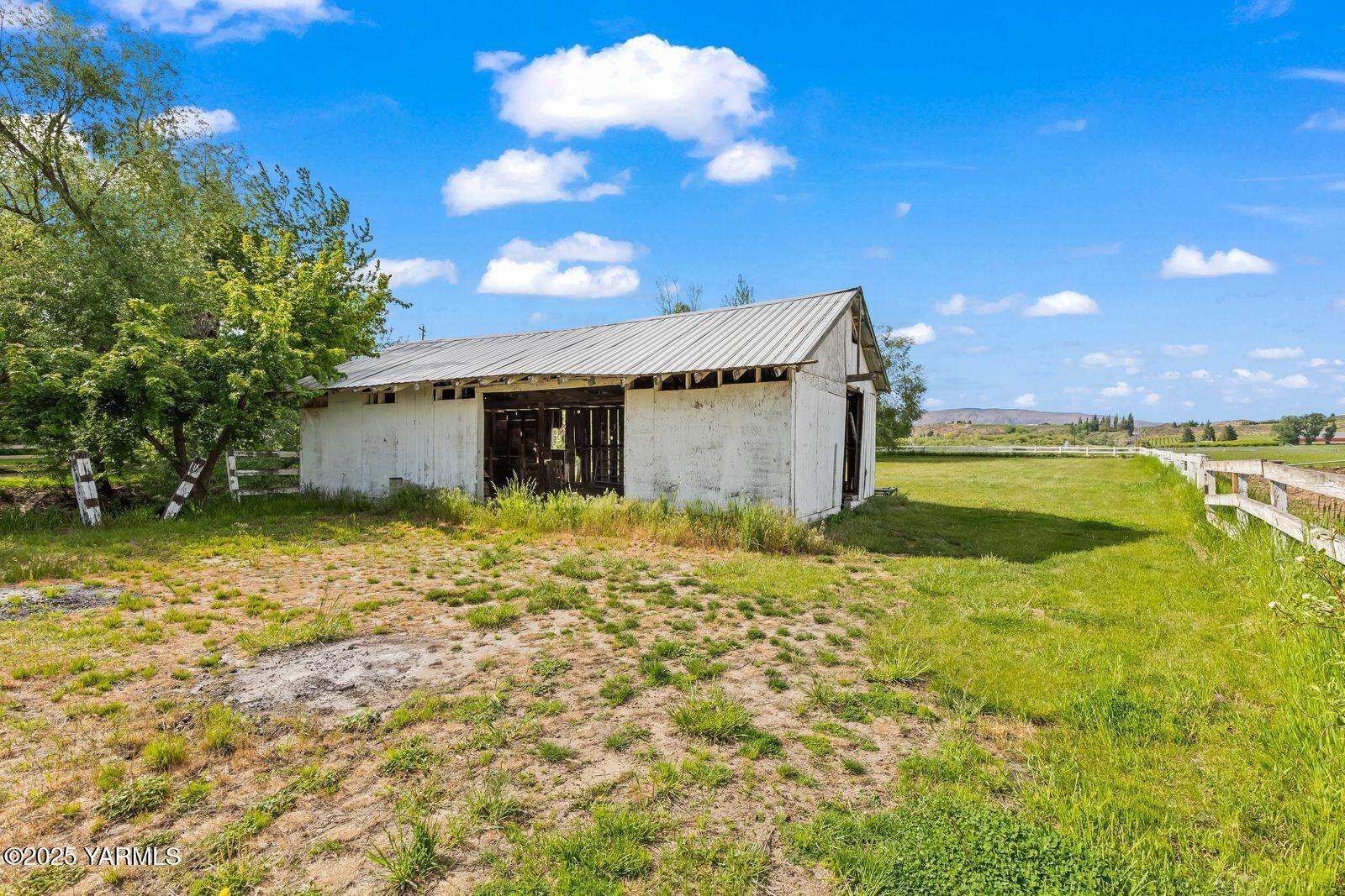 5- Barn with pasture