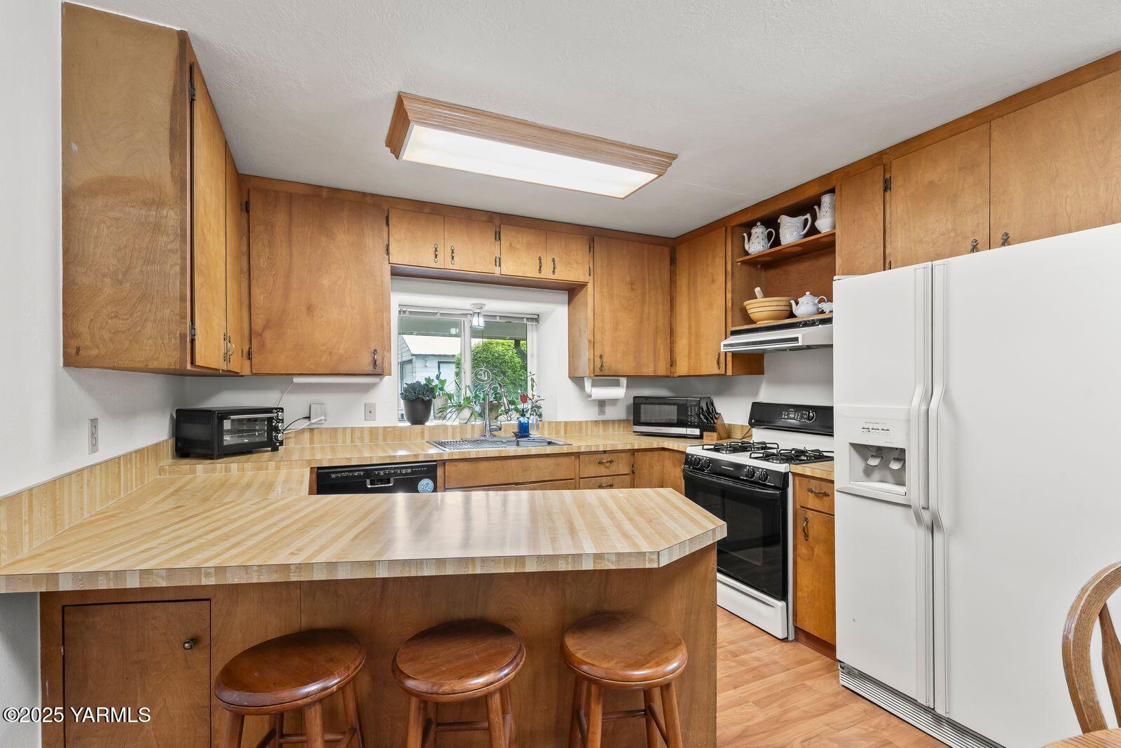 592 Livengood Road Cowiche, WA 98923 - Photo 9 of 32 9- Kitchen