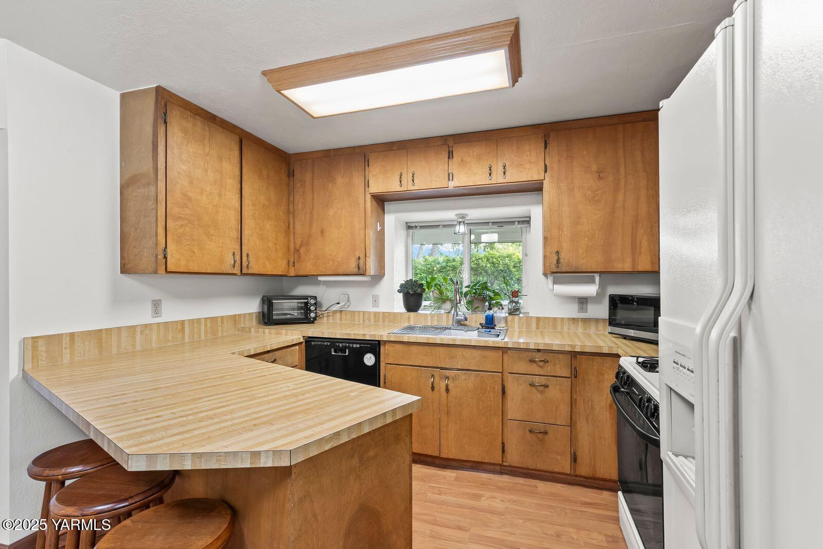 592 Livengood Road Cowiche, WA 98923 - Photo 10 of 32 10- KItchen