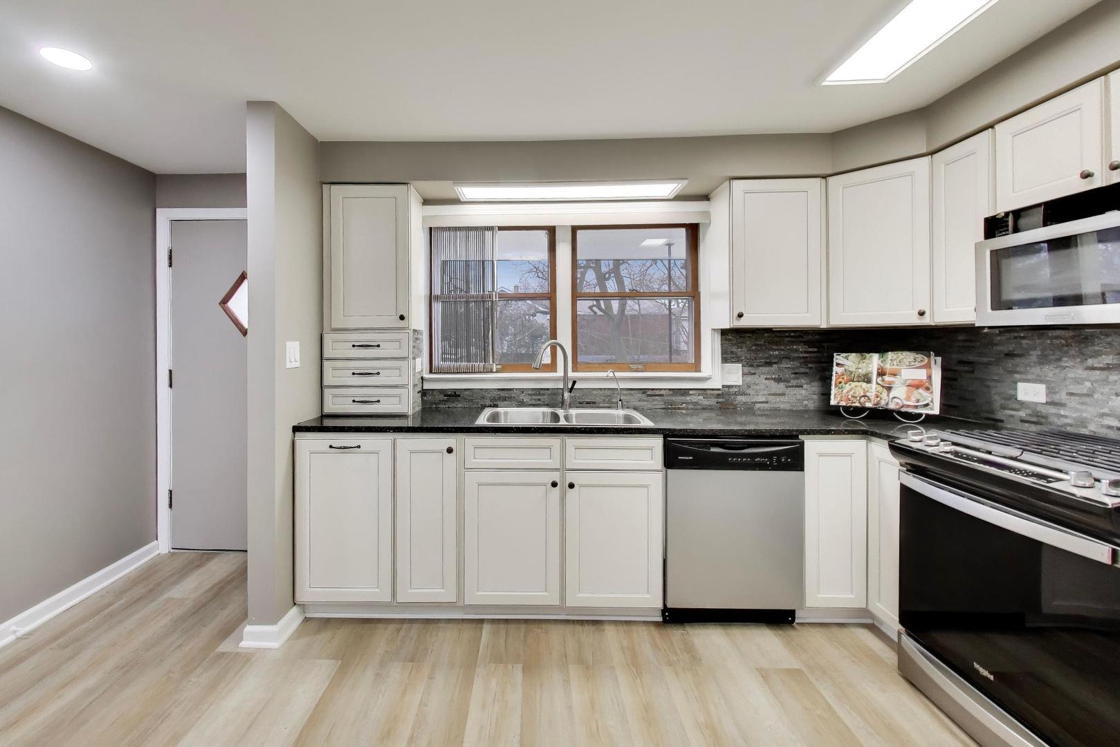 22 North Pistakee Lake Road, Unit 3E Fox Lake, IL 60020 - Photo 3 of 27