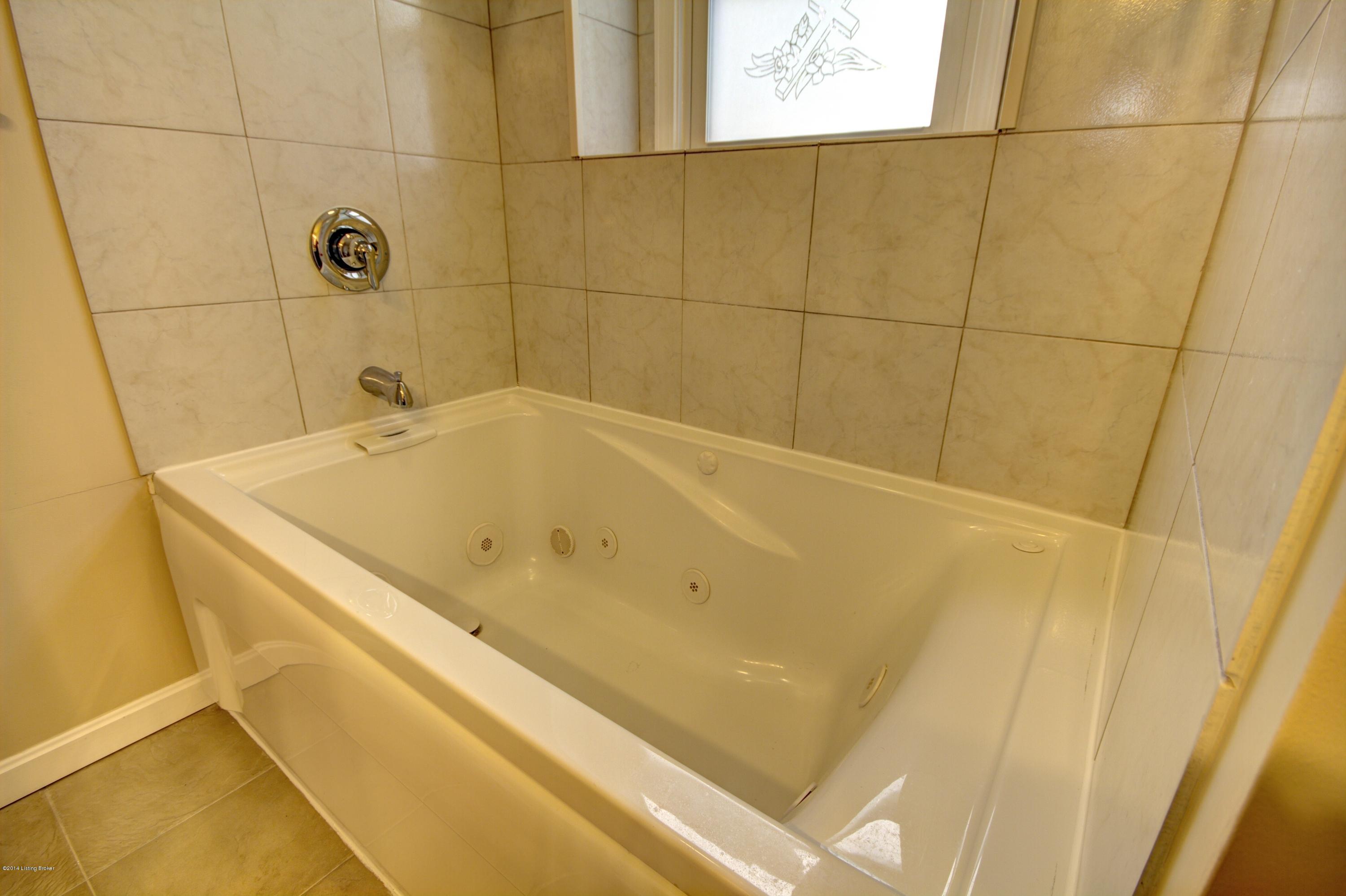 8904 La Costa Road Louisville, KY 40299 - Photo 27 of 44 Master Bath2
