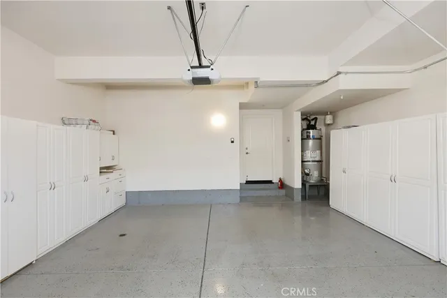 a view of entryway with garden