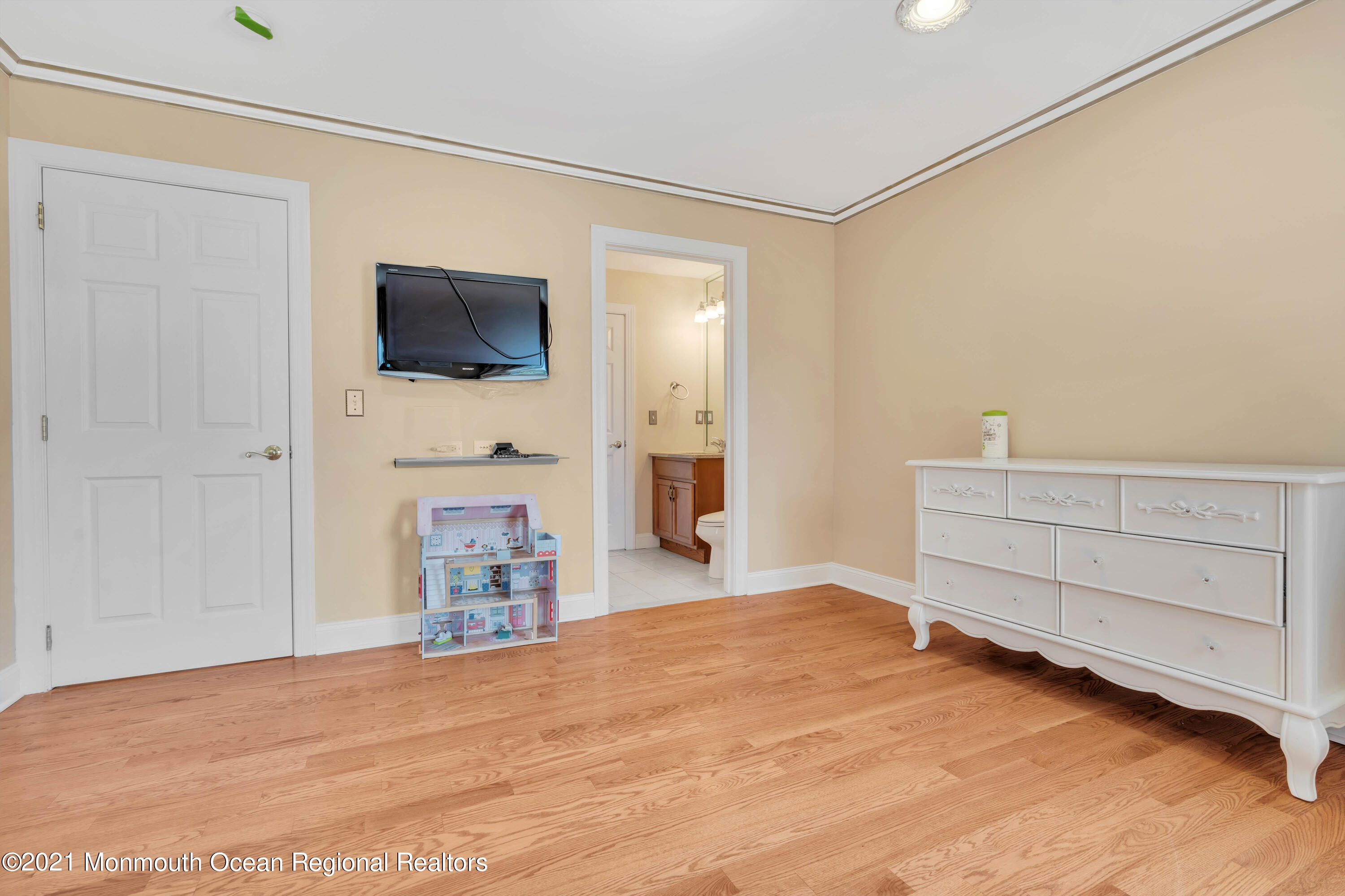 60 Yellow Meetinghouse Road Cream Ridge, NJ 08514 - Photo 29 of 33 a view of a livingroom with furniture and a flat screen tv