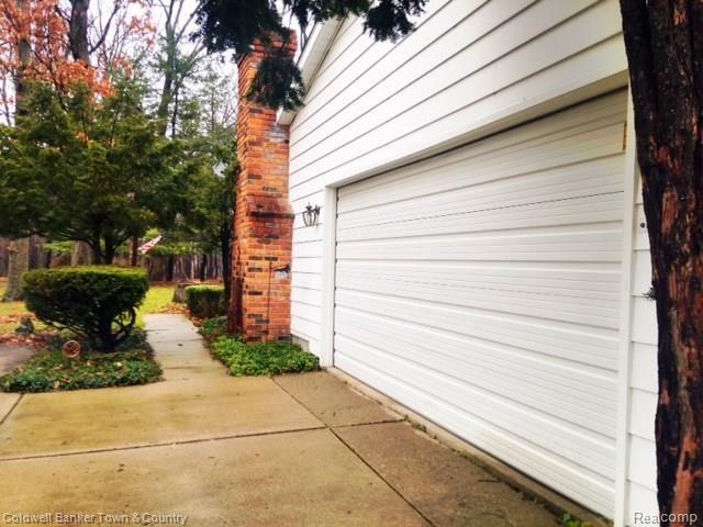 1800 Lone Tree Road Highland, MI 48357 - Photo 40 of 43 Walkway from 2 car garage