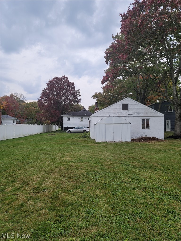 2311 Stillwagon Road Southeast Warren, OH 44484 - Photo 6 of 35 View of yard with an outdoor structure