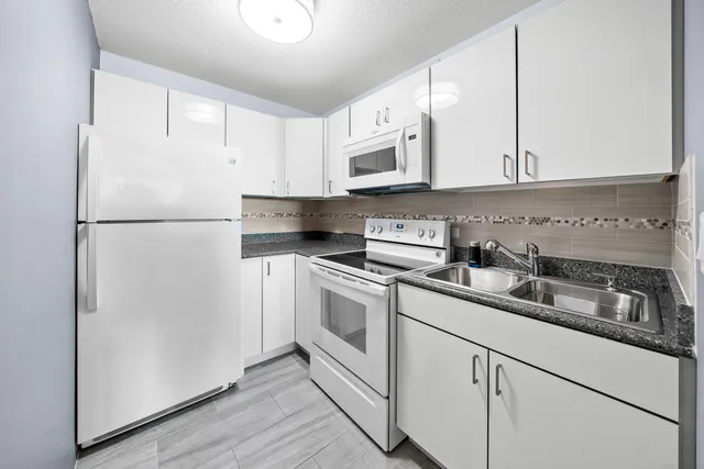 $245,000 | 2728 North Hampden Court, Unit 605, Chicago, IL 60614