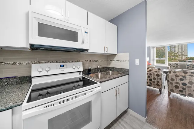 $245,000 | 2728 North Hampden Court, Unit 605, Chicago, IL 60614