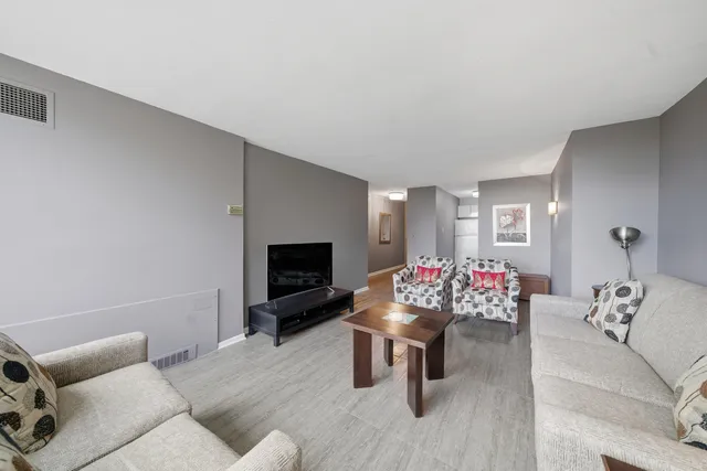 $245,000 | 2728 North Hampden Court, Unit 605, Chicago, IL 60614