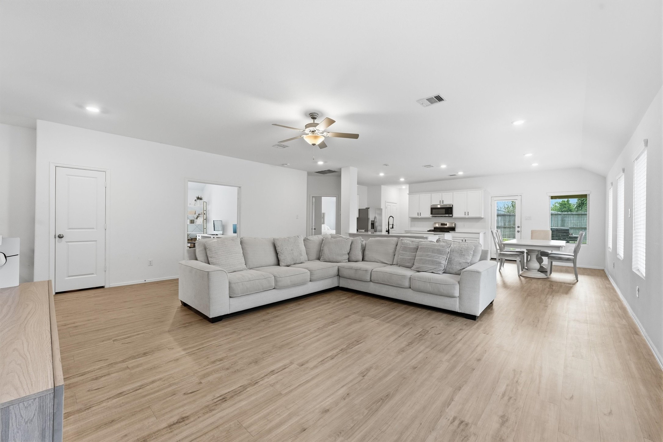 4902 Penton Meadow Lane Rosharon, TX 77583 - Photo 5 of 25 Gallery Image 5
