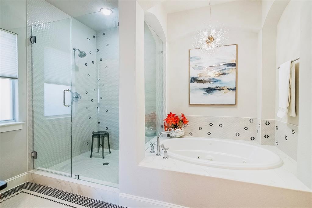 1333 St Joseph Street, Unit 16 Dallas, TX 75204 - Photo 16 of 22 Large shower and tub