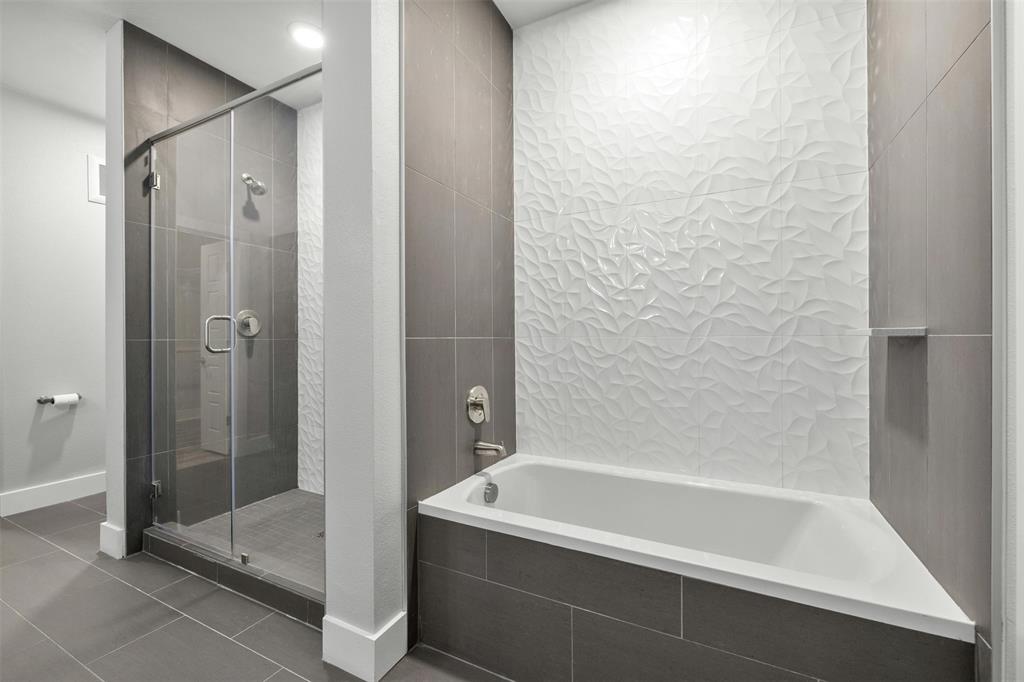 3114 South Congress Avenue, Unit 302 Austin, TX 78704 - Photo 14 of 28 a bathroom with a bathtub and shower