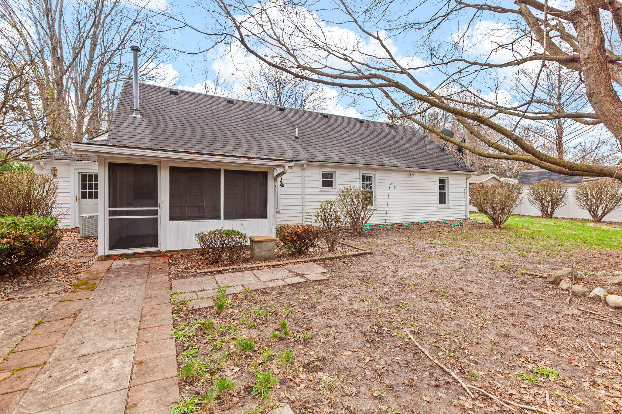 606 High Street Blissfield, MI 49228 - Photo 3 of 24 IMG_9103