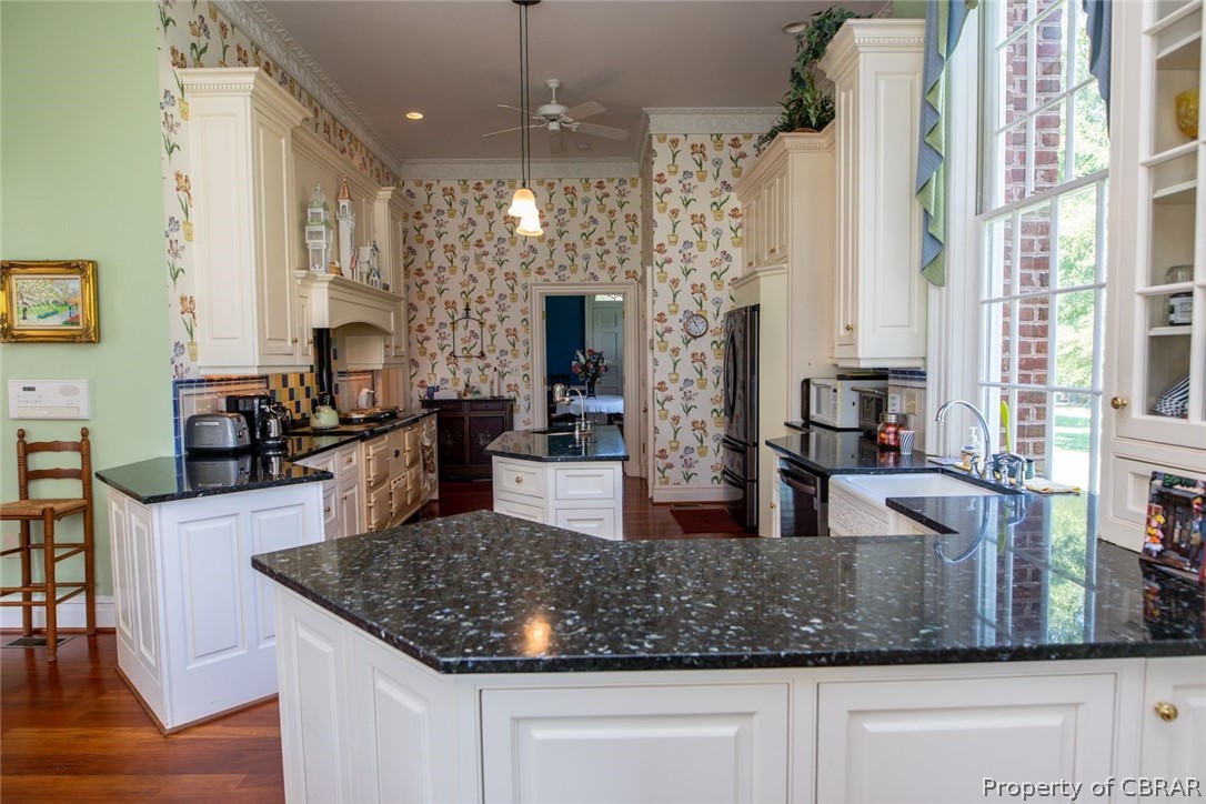 19607 White Oak Road Sutherland, VA 23885 - Photo 13 of 50 Kitchen with island.