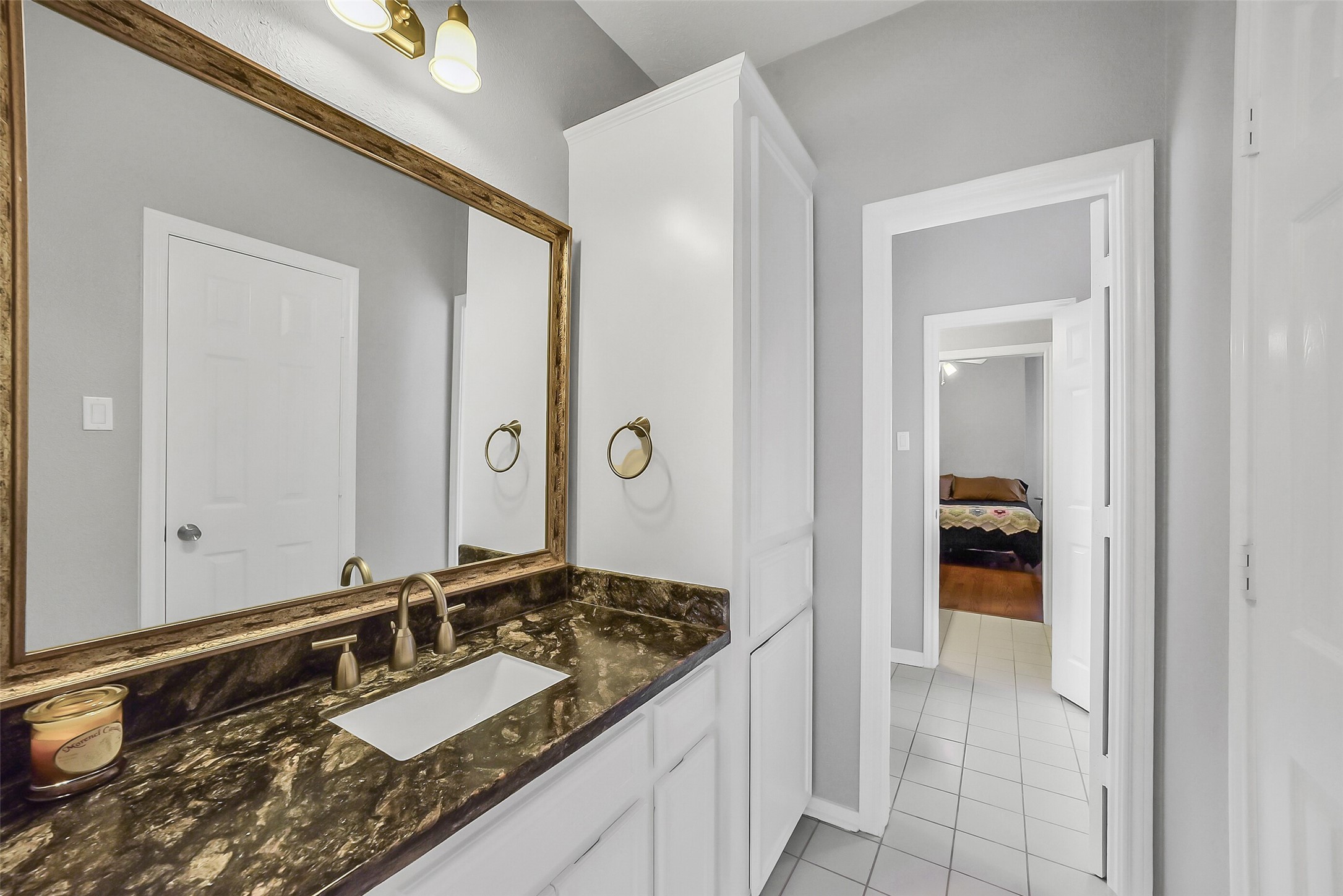 1260 Fries Road Houston, TX 77055 - Photo 31 of 42 Hollywood Bath that connects both Bedrooms