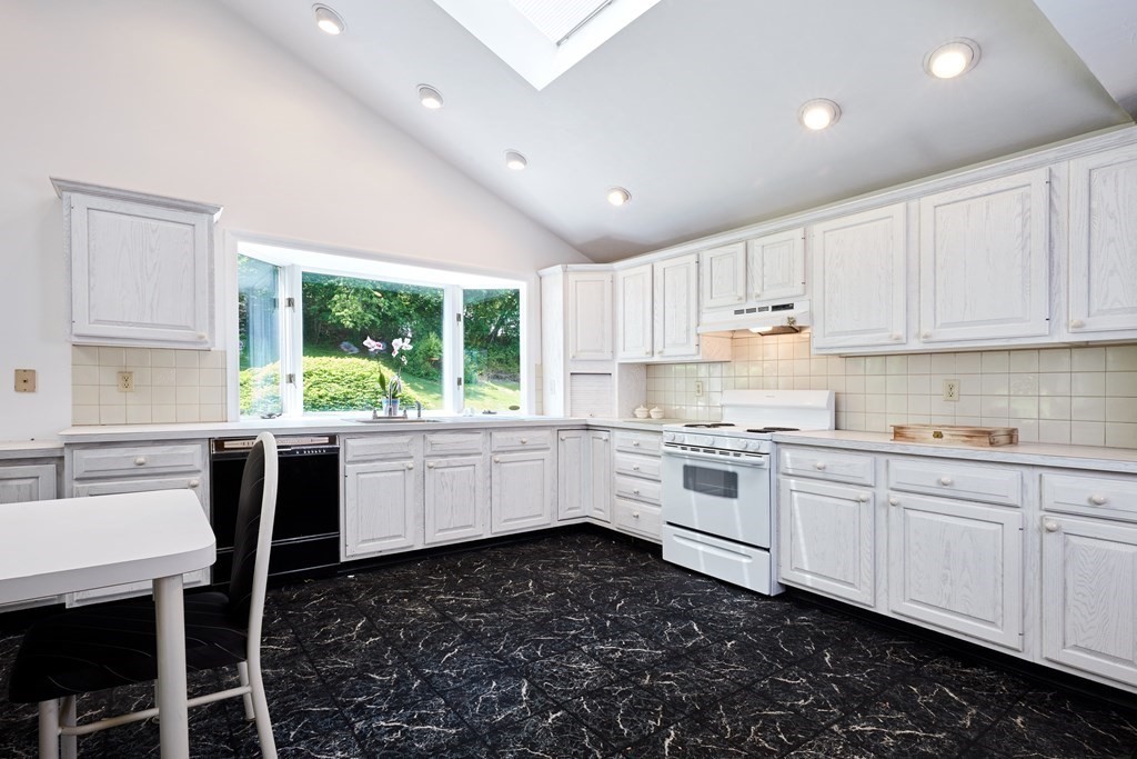 43 Ridgewood Road Milton, MA 02186 - Photo 10 of 32 Gallery Image 10
