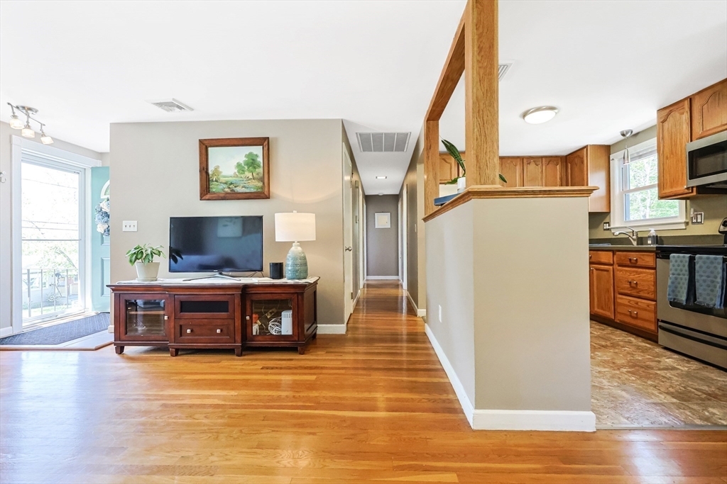 27 Sunflower Road Holbrook, MA 02343 - Photo 9 of 41 Gallery Image 9