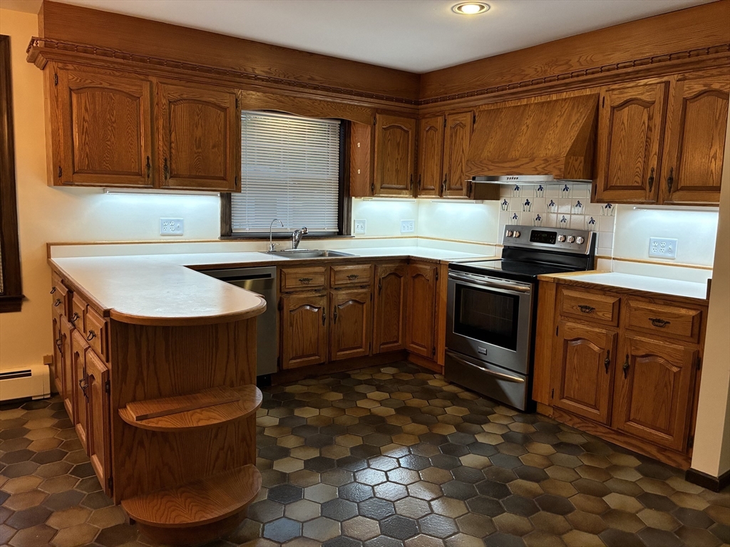 1077 North Street Walpole, MA 02081 - Photo 3 of 19