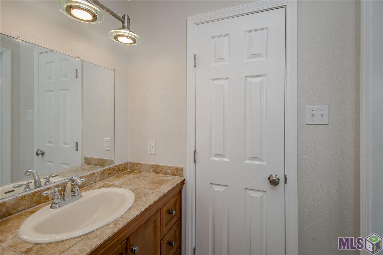 12722 Rambling Oaks Avenue Baton Rouge, LA 70818 - Photo 27 of 31 Master Bath and Closet