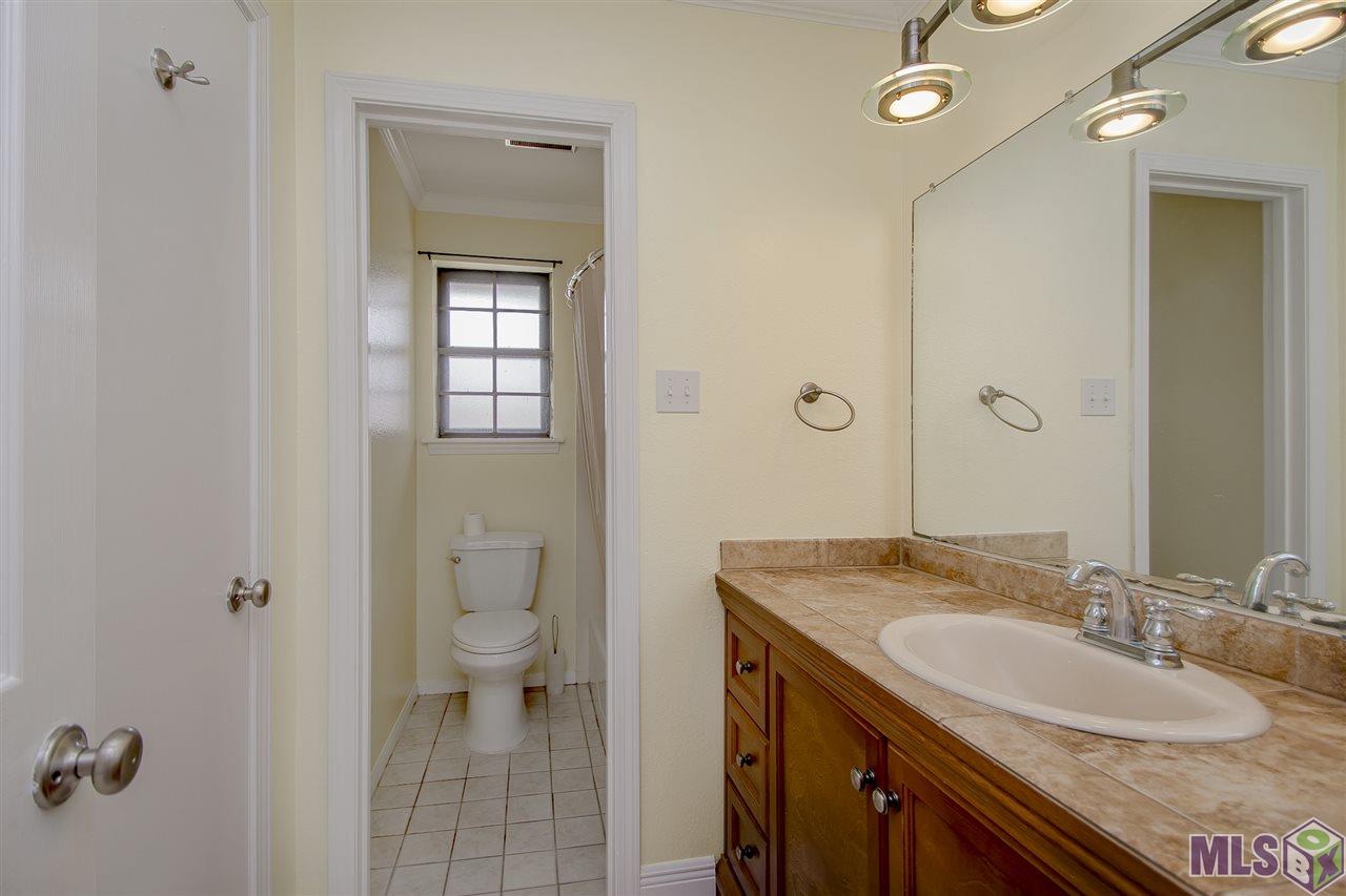 12722 Rambling Oaks Avenue Baton Rouge, LA 70818 - Photo 30 of 31 Hall Bath